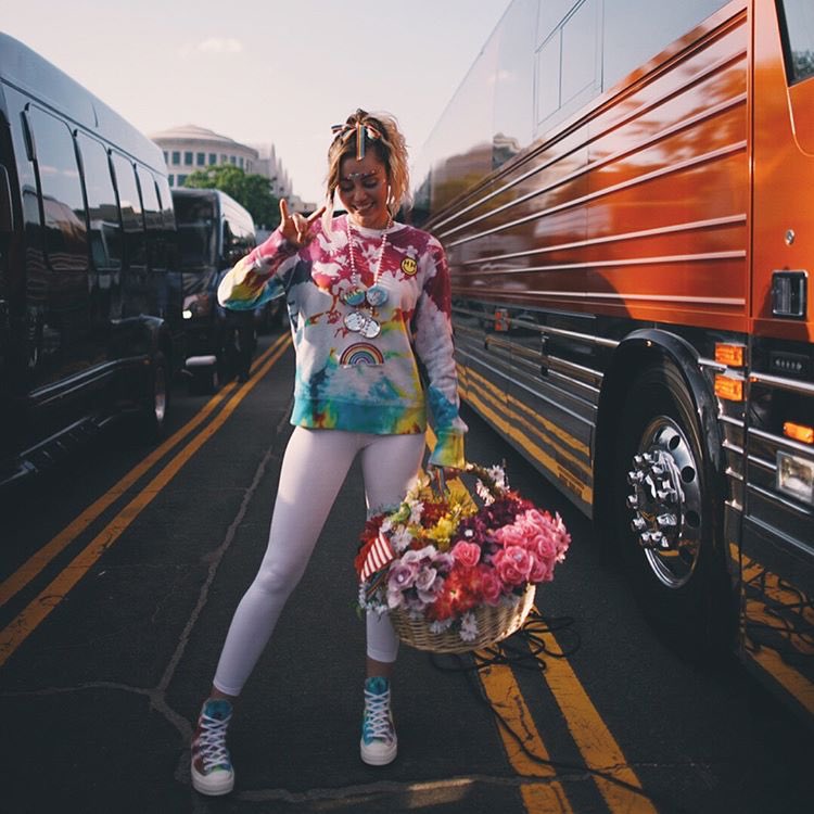 MileyCyrus's tweet photo. Yassss! I'm teaming up w @Converse !  I ❤️ the #Pride collection supporting the LGBTQ community! @happyhippiefdn #YesToAll ! 💜❤️💛💚💙 https://t.co/znWbvHBXed