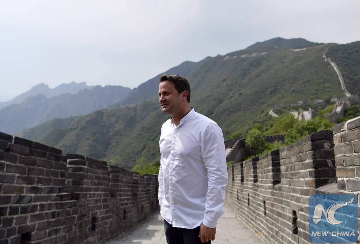 XHNews's tweet photo. Luxembourg's Prime Minister @Xavier_Bettel visits the Great Wall in Beijing, the #GreatWall seems to be a must go for world leaders https://t.co/LFszt7fQO8