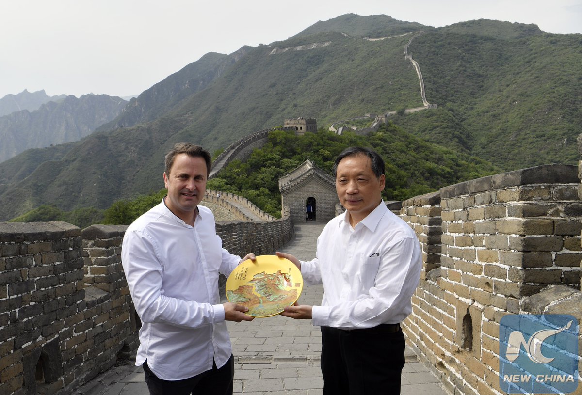 XHNews's tweet photo. Luxembourg's Prime Minister @Xavier_Bettel visits the Great Wall in Beijing, the #GreatWall seems to be a must go for world leaders https://t.co/LFszt7fQO8
