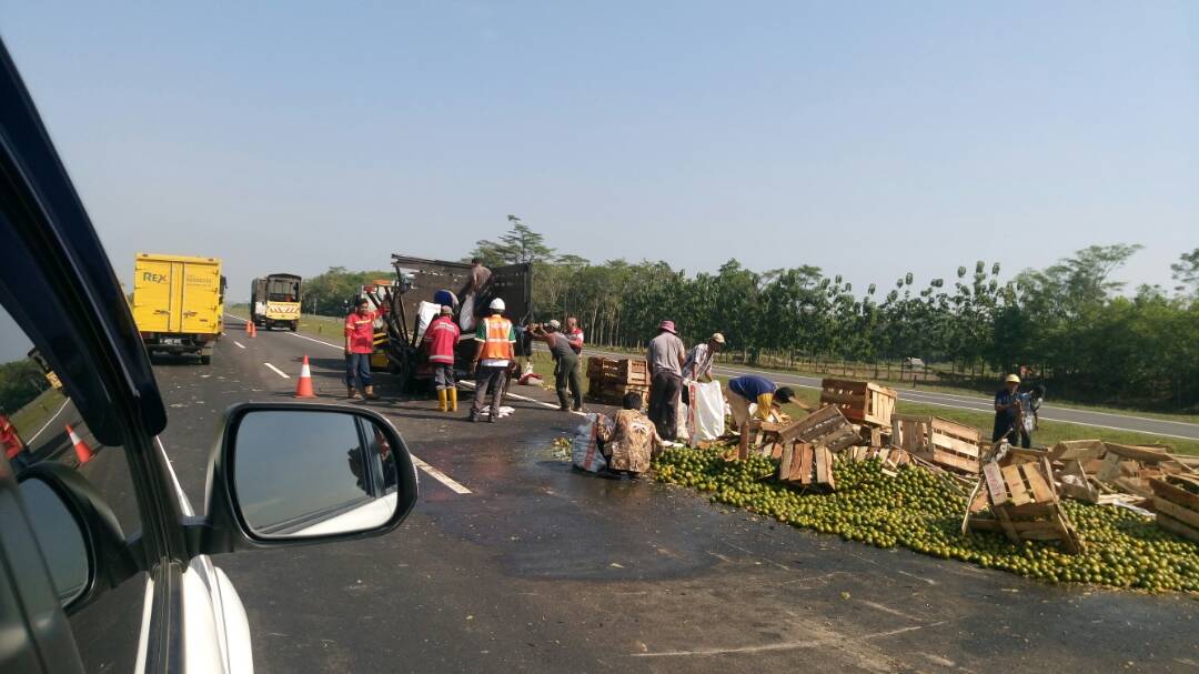 CirebonNotes's tweet image. Mobil muat buah terbalik di dekat pintu tol Subang (Cipali), 1 jam lalu. @RadioElshinta @AboutCirebonID