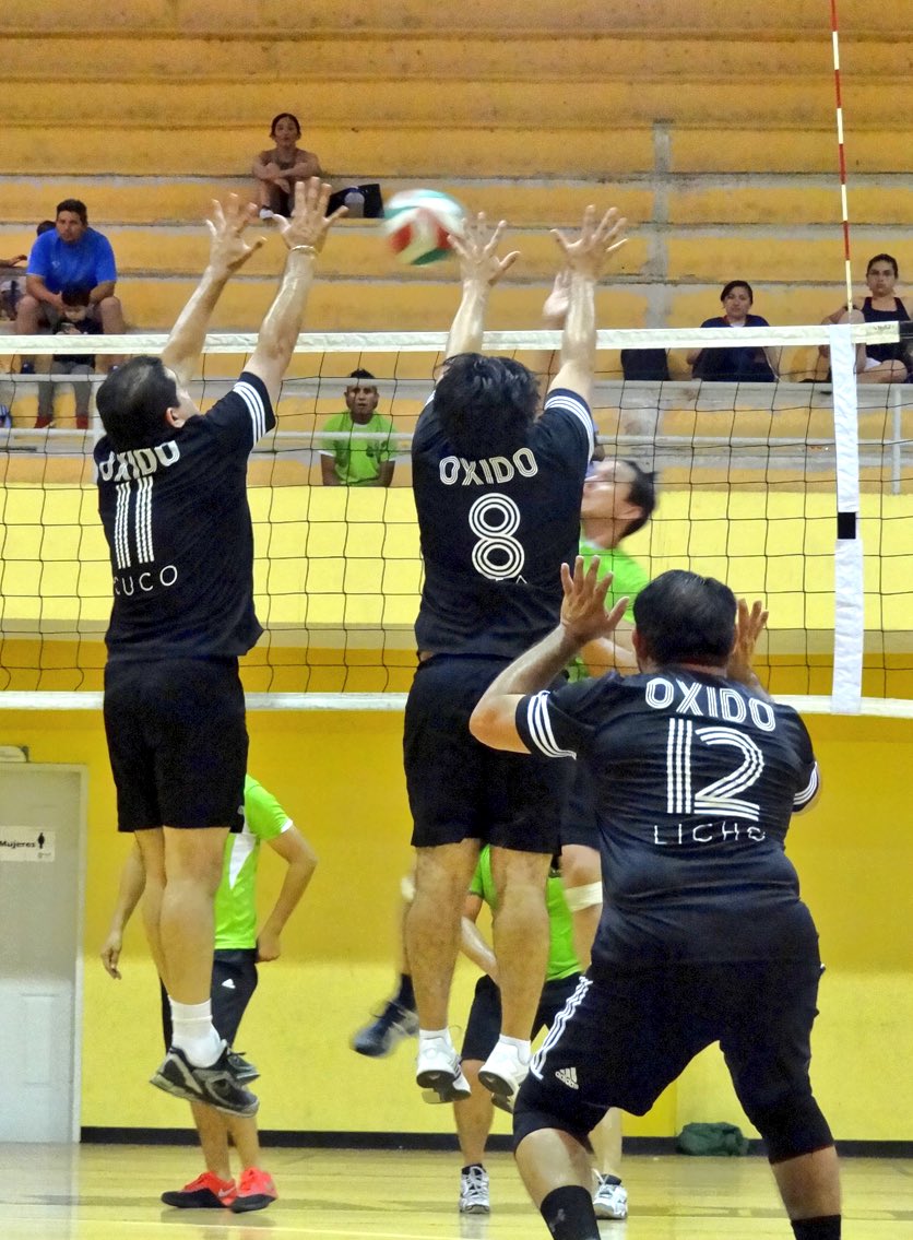 UADYvoleibol's tweet photo. Encarnizado duelo por el pase en CDU de25-19/29-31/15-8entre ExJaguares y ExUADY a favor de estos últimos #InterUADY #PlayOffs @Universo_Dep https://t.co/12DPm372fO