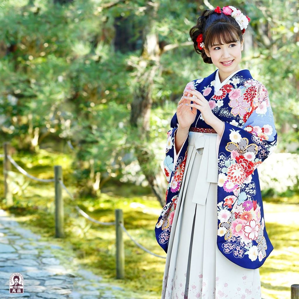晴れ着の丸昌 卒業はかま 振袖レンタル 晴れ着の丸昌横浜店では 18年3月 レンタル卒業袴のご予約を受付しております 衣裳 No 868 紺 古典鹿の子花 卒業 卒業式 卒業袴 着物 袴 はかま 袴美人 レンタル袴 和装 和服 卒業式ヘ T Co