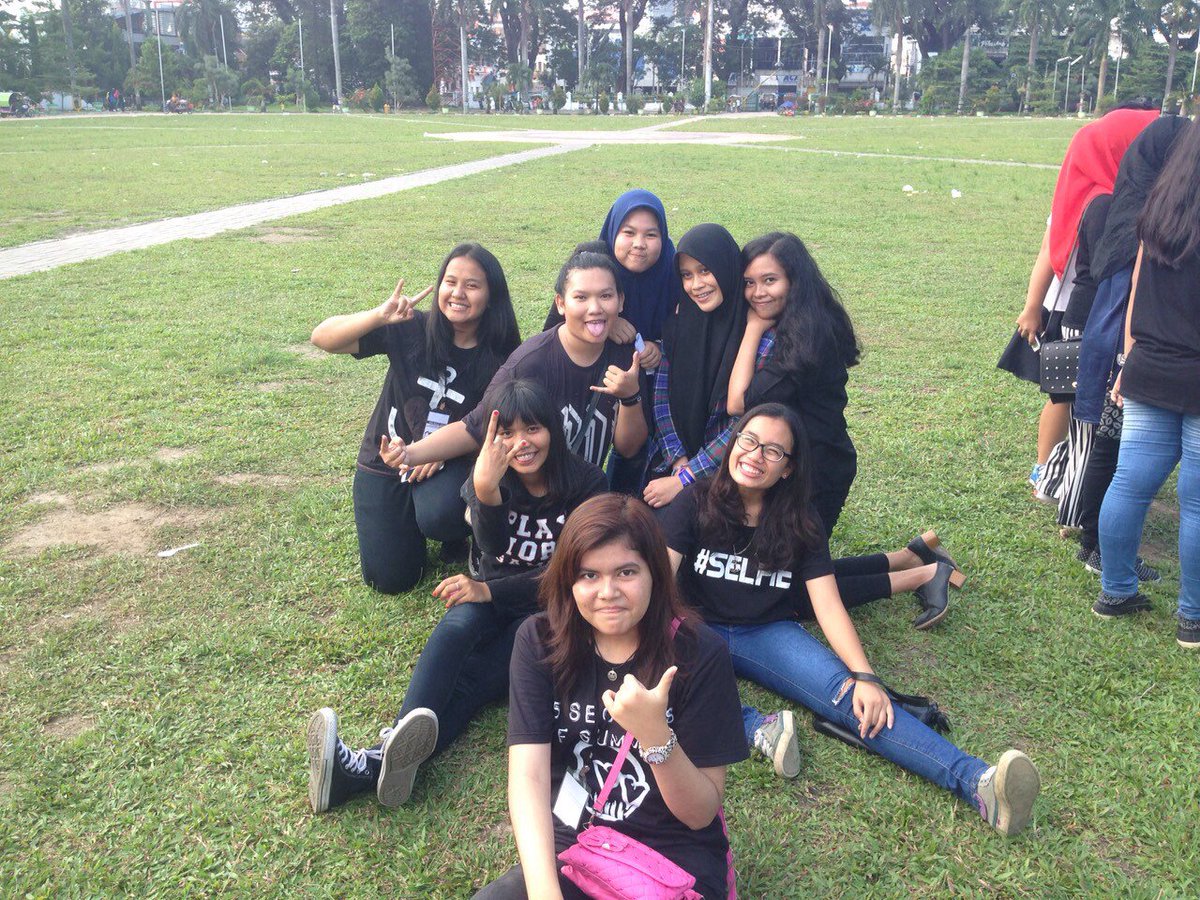 caloumth's tweet photo. KANGEN, RINDU, MISSYOU, LOVEYOU @5sosmedan 😔😂😍😘 https://t.co/3oeXfltSof