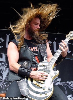SBoxngKt's tweet photo. よし、今日からこの人ぐらいギターが弾けて腕を太くしよう https://t.co/NjRUNqE5Kk