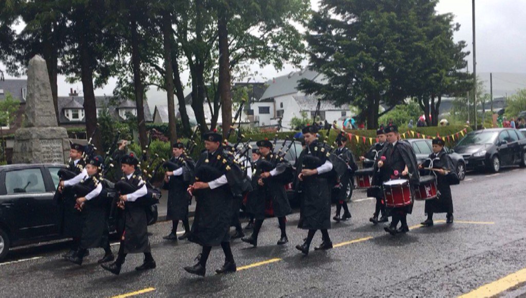 Art_VintageNH's tweet photo. The @TheCSoA Pipe Band parading through Blackford for Gala Day
#torrentialshowers #soakedtotheskin #keptsmiling ๐๐ https://t.co/eL7cRNzQin