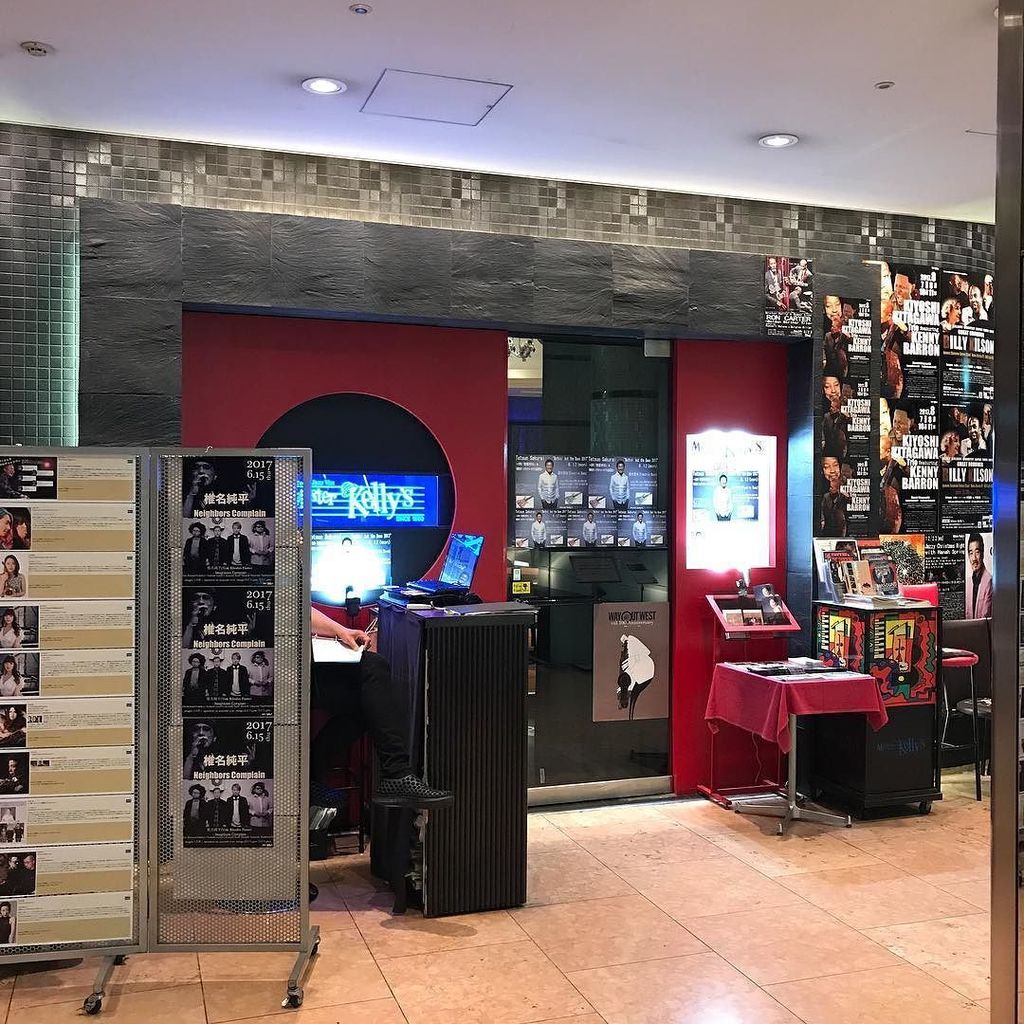 adjapi's tweet photo. 大阪出張、今夜の宿屋は1Fにミスターケリーズがあるところ。チョッパーベースが唸る！と思ったら桜井哲夫さんでした。余裕があれば聴きに行くとこだけど無理かな〜 https://t.co/uffsRqL70E