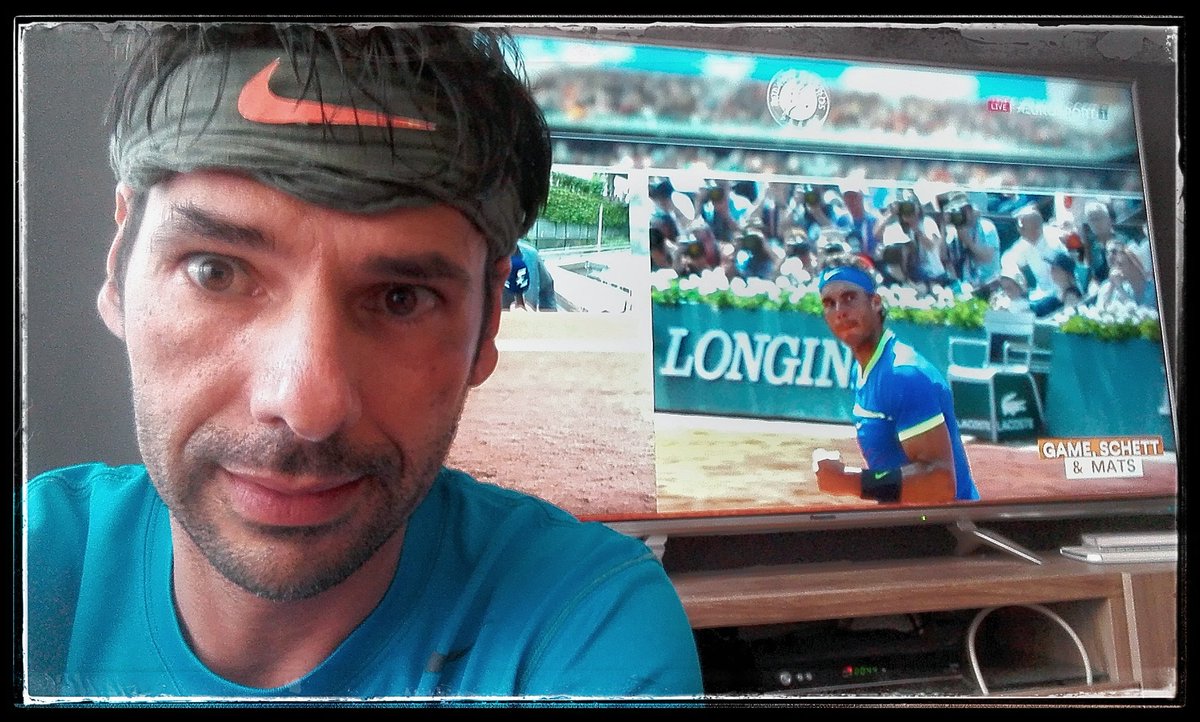 Estratosfèric <a href="/RafaelNadal/">Rafa Nadal</a>, per posar un adjectiu superlatiu fora del comú. Un honor que sovint em confonguin amb tu. #CHAMP10N