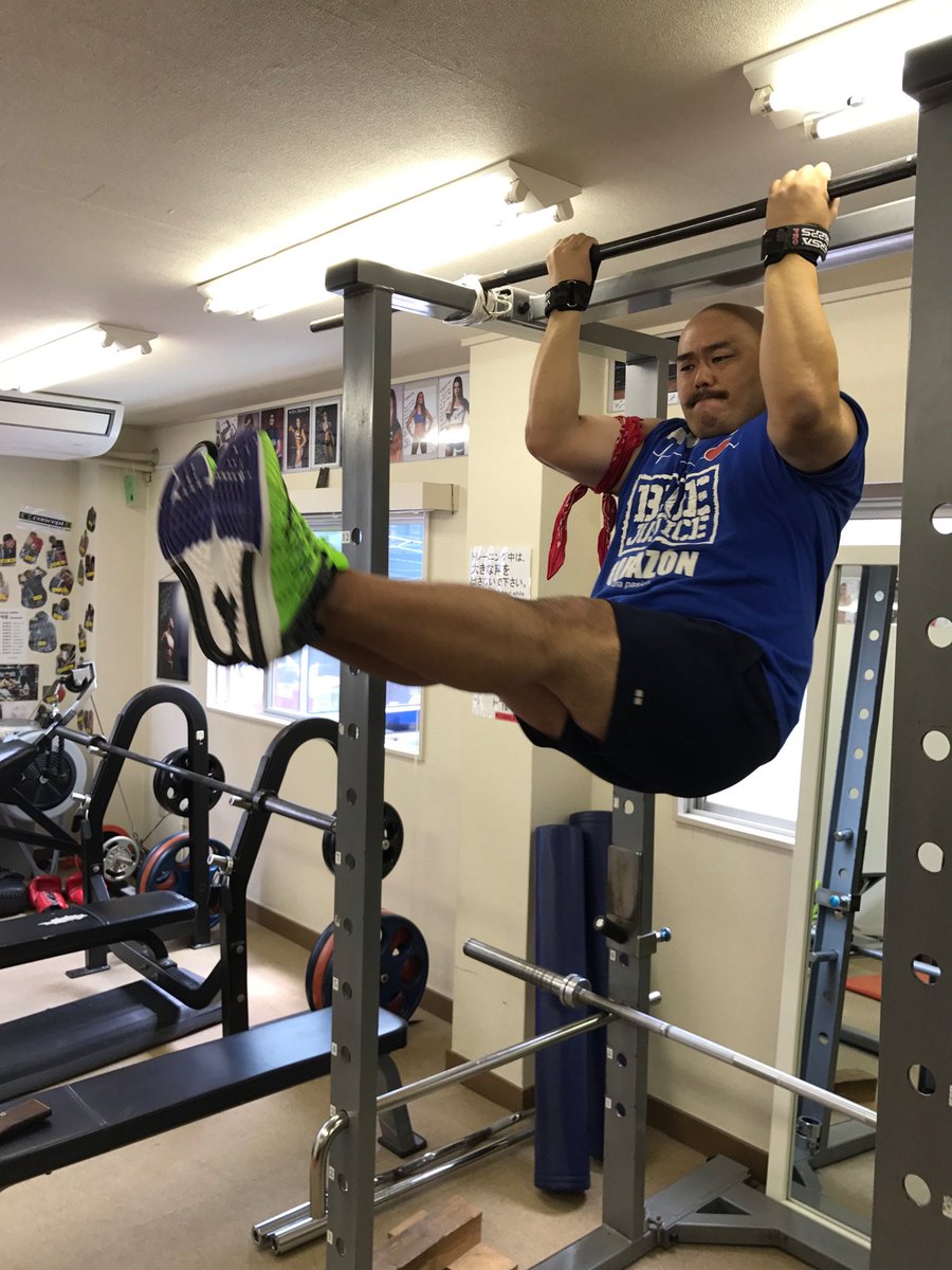 安田大サーカス クロちゃん A Twitter 足上げ腹筋 腕にバンダナ巻かれてるから みんなのチームリーダーだしんよー キン肉マンソルジャーっぽいしんねー 安田大サーカス クロちゃん A Twitter 足上げ腹筋 腕にバンダナ巻かれてるから みんなのチームリーダーだしんよー キン肉マンソルジャーっぽいしんねー