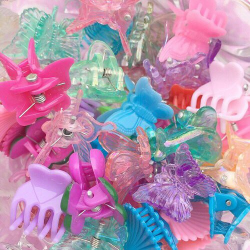 90skidsfr's tweet photo. les pinces papillons avec lesquelles on se prenaient pour Beyoncé les filles https://t.co/LviIE5IZYN
