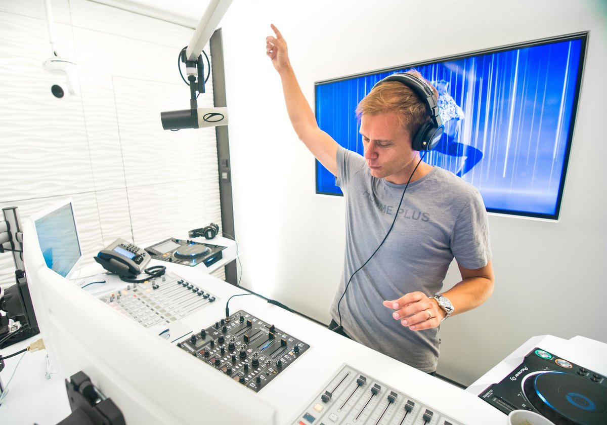 ApoloJonx's tweet photo. You're ready for the #asot816 @arminvanbuuren is breaking up with everything. #ASOT #trancefamily #musicislife https://t.co/65cFktfamA