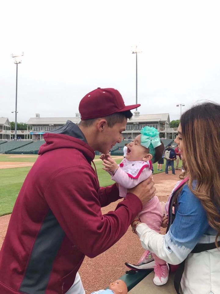 ivsilvap's tweet photo. Era mi crush y le pedí una foto en el estadio, ahora estamos casados y tenemos una hermosa bebe. 💖 https://t.co/tshUnOpjBt