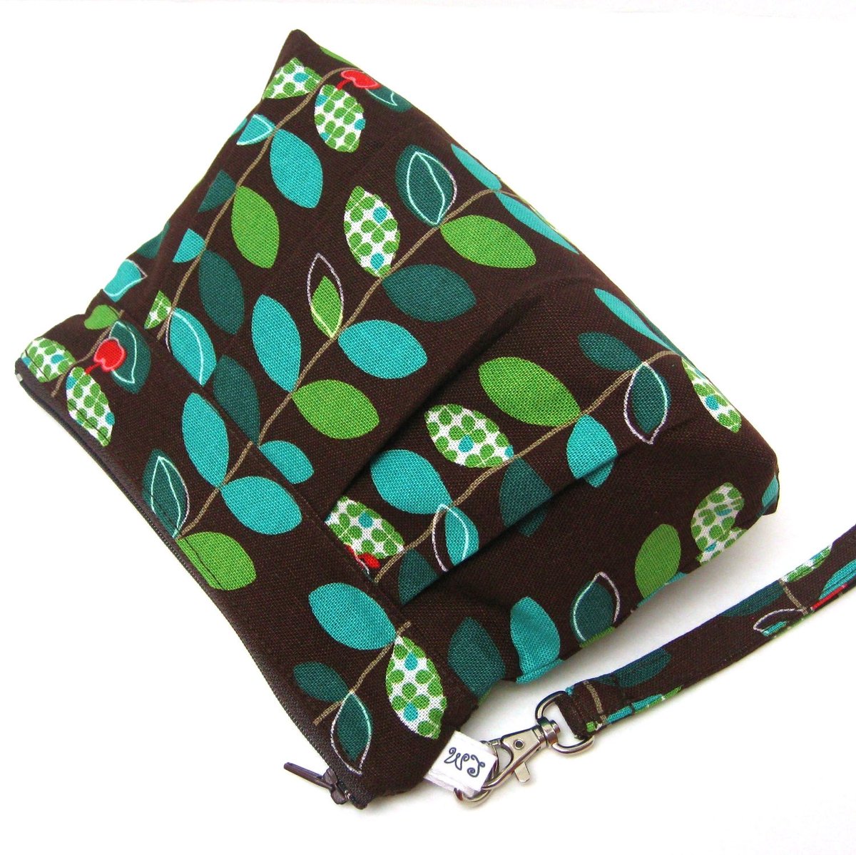 LMcreation's tweet photo. Zippered Wristlet Clutch Purse Little Red Apple Green Blue Vine Leaves on… https://t.co/lgDrCmrRGN #Etsy #Lmcreation https://t.co/AHWMwrOFA0
