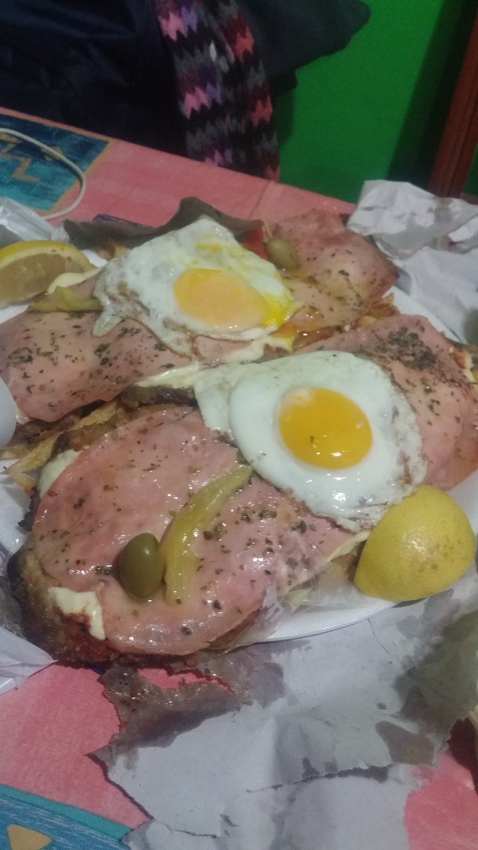 VaLaConchuda's tweet photo. Mientras #Gambetita se come la PUNTITA, yo me la como entera. https://t.co/3HpyZRTxLw