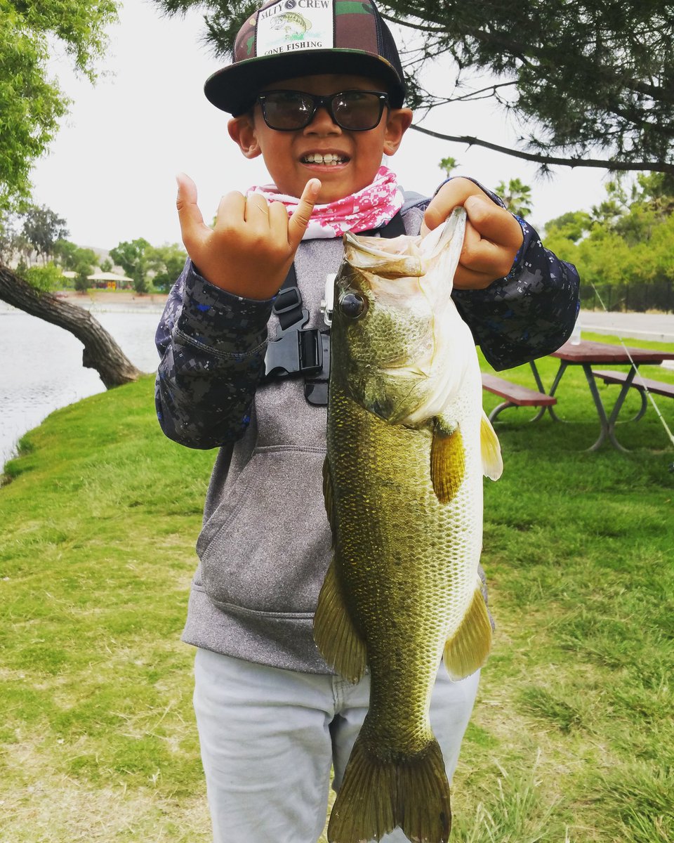 JigJigPow's tweet photo. My little man got lucky today.
#KidPowPow #Bass #Keitech #SanDiegoFishing #SanteeLakes #FishingPartners #SaltyCrew https://t.co/7sepdlAxYR
