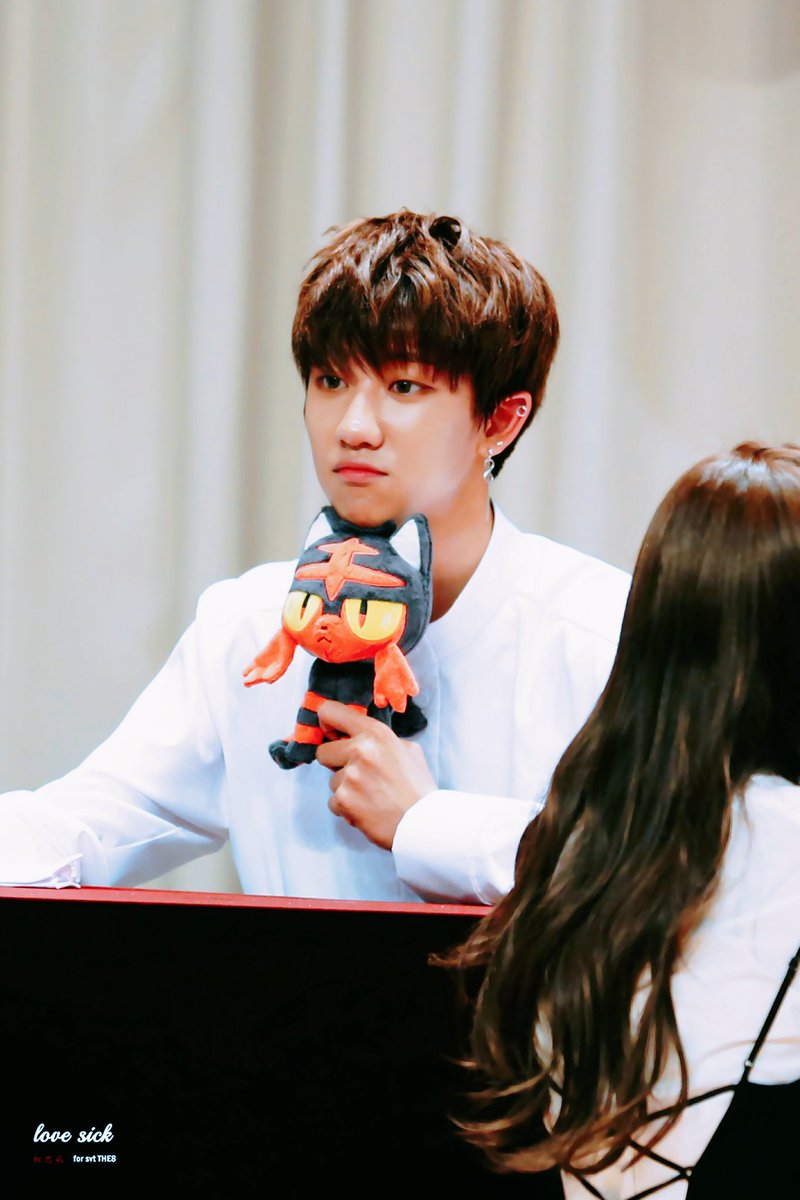 the8pics's tweet photo. 170610 THE8 @ Yongsan Fansign
cr. LOVE SICK 
 #디에잇 #세븐틴 #THE8 #SEVENTEEN https://t.co/RddYx7jmvt
