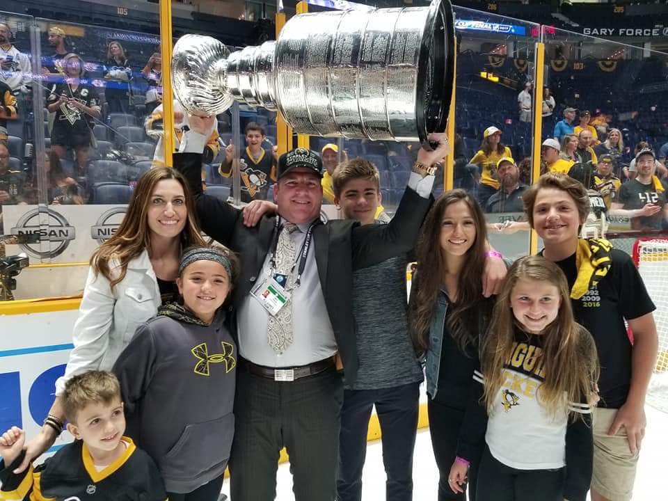 MattRecchi's tweet photo. Pretty cool family pic @Markrecchi8, way to go bro, never gets old hoisting the greatest trophy of all time!👍 https://t.co/kHZjeTqwyB
