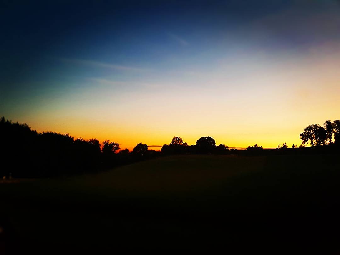 RoronsTV's tweet photo. AN AMAZING SKY AFTER A WONDERFUL DAY IN ZURICH, SWITZERLAND❤🇨🇭❤

#switzerland #swiss #schweiz #travel #holiday https://t.co/Qy4KjvTIV2