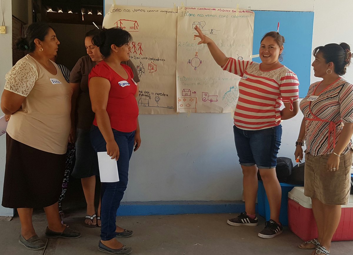 MiriamR98821795's tweet photo. Mujeres de Soc.Cooperativas de Agua Verde, #BCS trabajando en pro de la asociatividad productiva, con el apoyo de CSP Escama y #SENACATRI. https://t.co/Jci7yEPY5f