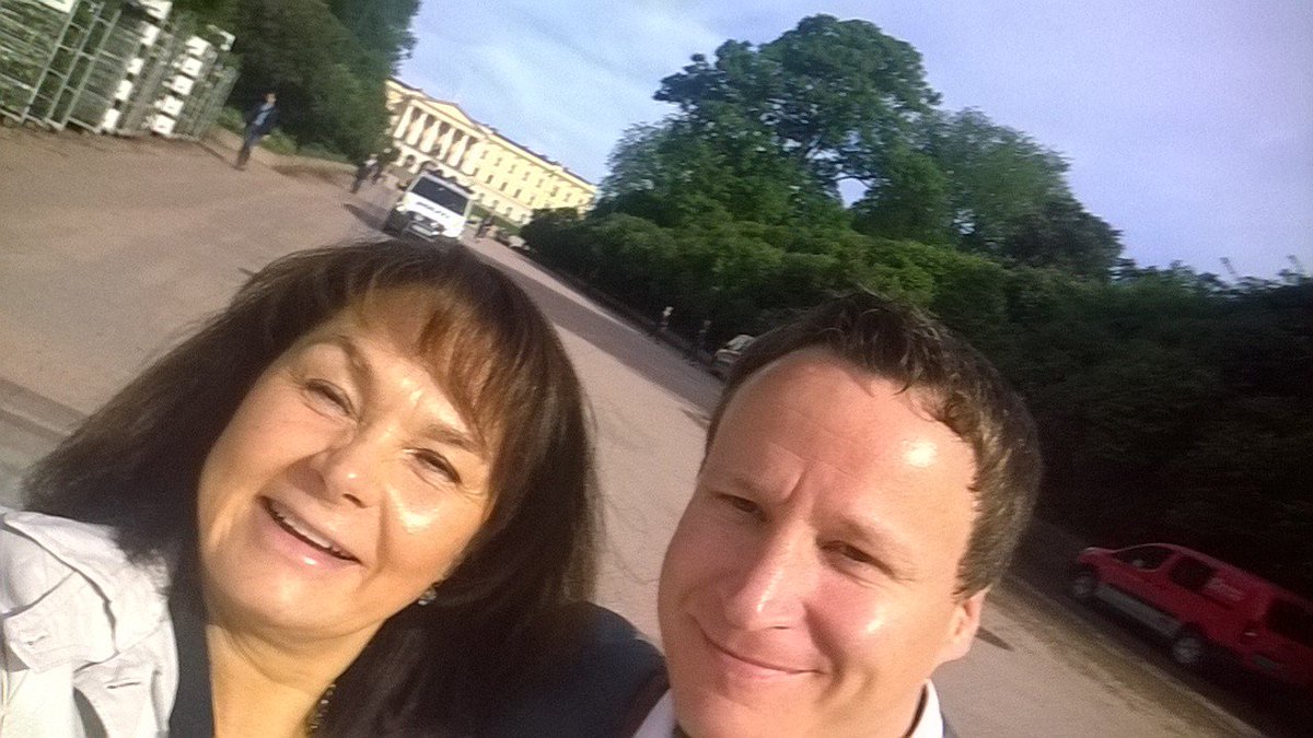 KarinLokke's tweet photo. #Fantastisk vei til jobb i dag. Gjennom #slottsparken på vei til #EVRYInsight. @EVRY_no @EVatningen #GlederMegTilKundeMøter https://t.co/0bDVxVmTzi