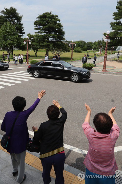 0dalbs0's tweet image. '오빠' 연호에 화답하는 문재인 대통령

yonhapnews.co.kr/photos/1990000…