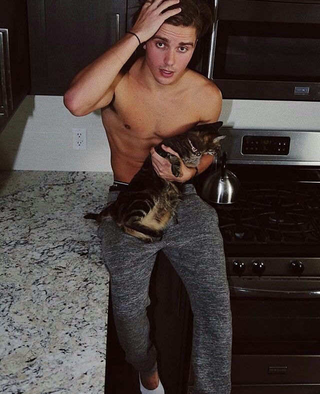 JxhnnySuhB's tweet photo. best friends 🐈 https://t.co/m9UxUDeIn5