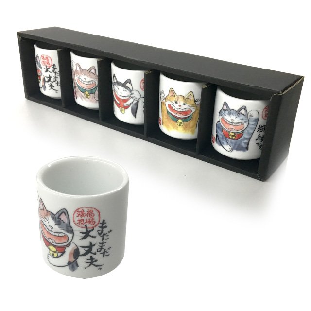 公式 Annon食器専門店 黒門みやげ処の商品は ネットでも買えるものもあるんです 漢字や歌舞伎や 美人絵 新撰組など 日本を代表するイラストや写真がたくさん閉じ込められた ミニぐい呑みセットシリーズ 愛嬌あるかわいい招き猫は人気の商品です