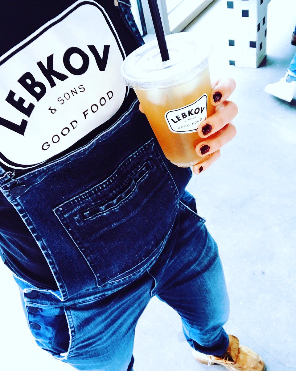 Ultra leuk als thee zetters zelf recepten bedenken met onze thee! Check deze lekkere ijsthee bij <a href="/lebkov/">Lebkov & Sons</a> met witte thee uit Nepal #ijsthee