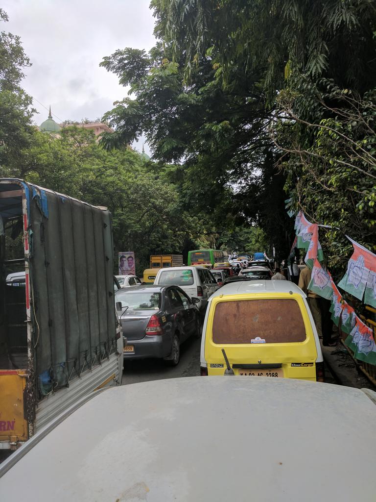 neoamit1's tweet photo. @OfficeOfRG have a little shame u r causing traffic jam outside a hospital https://t.co/l0nIrwkSHW