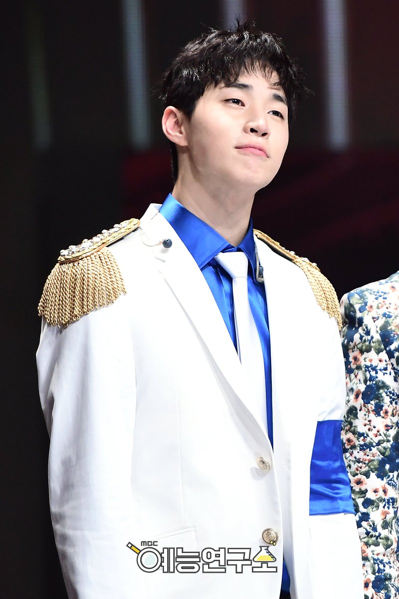 MBC_entertain's tweet photo. 헨뭉이 때문에 심장이 아픈데,,😢
흐잉,, 나 어떠카냐,,💕
#복면가왕 #화이트잭슨 #헨리 #Henry @henrylau89 https://t.co/dHcPHUmUrl