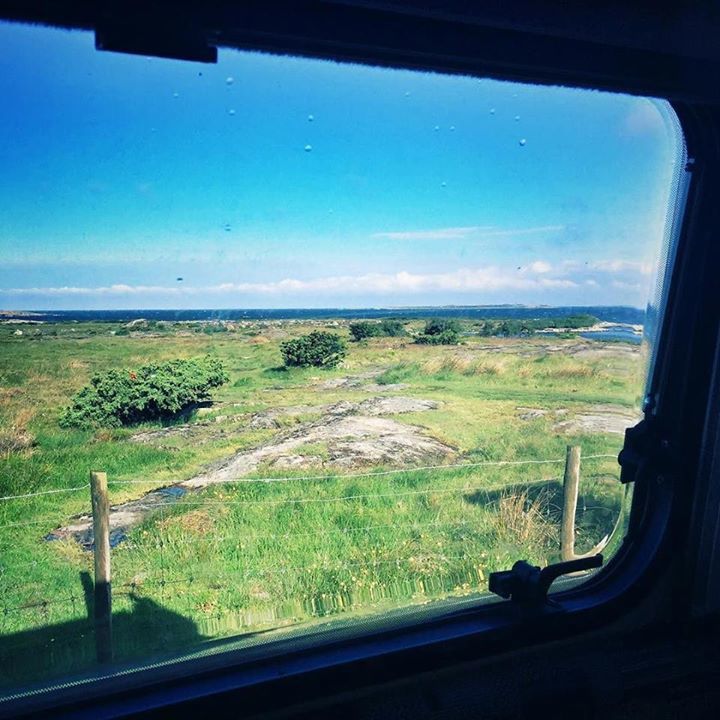 kajaknu's tweet photo. Horisontvy från sängen, solig stugbilsmorgon #winzent #halland #saltvatten #fårdugaväder https://t.co/7IjuONRN5b https://t.co/27EsBeOCCV