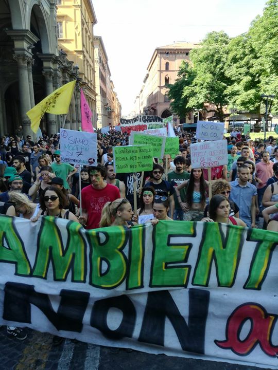 coalizione_bo's tweet photo. A #Bologna una grande manifestazione pacifica ha chiuso le giornate del #G7M #G7B #All4TheGreen https://t.co/aNYnEnp6Yi https://t.co/UN1O44WZ0F