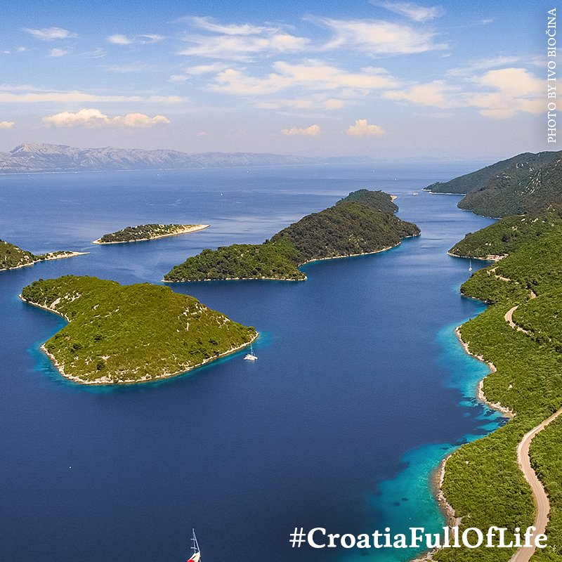 Croatia_hr's tweet photo. #Beaches beyond your wildest dreams! What are you looking for - family friendly or totally unspoiled? #CroatiaFullOfBeaches https://t.co/1JCsEFm3NO