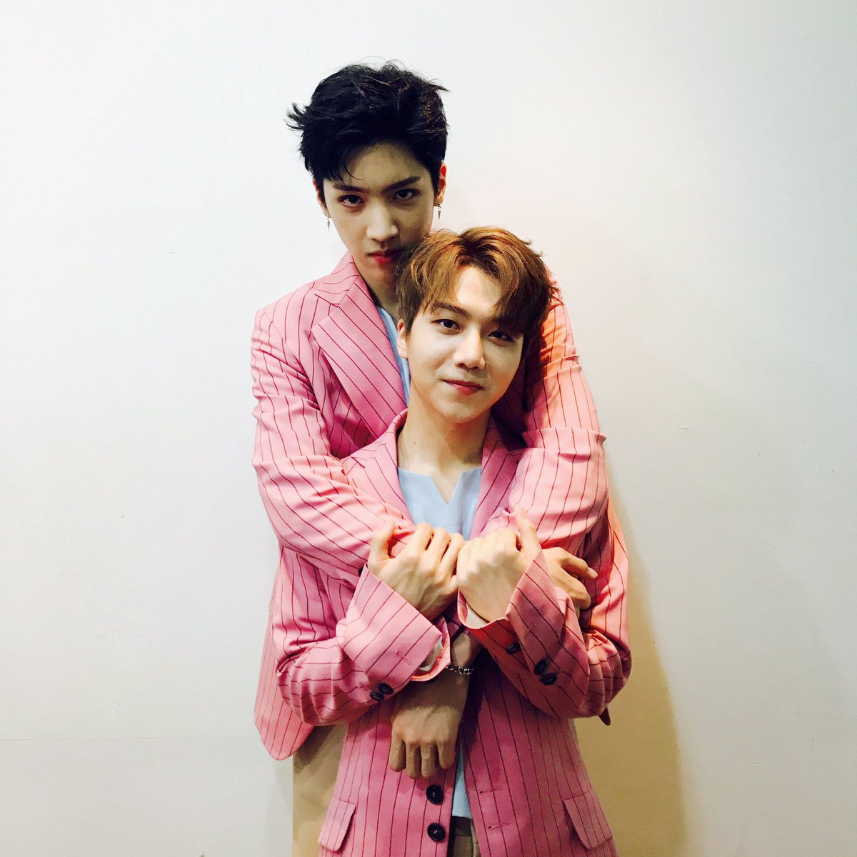 CUBE_PTG's tweet photo. 오늘은 마지막 G day!
📷📸📷📸📷📸
[#펜타곤's #트윈룩]
뮤비 속 그 의상 🕴🏻🕴🏻
#진호우석 #후이던
#TENTASTIC_Vol2 #G_day https://t.co/d4C3ZMZEqj