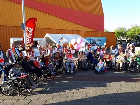 WZF_Activiteit's tweet photo. A4d was weer een groot succes! Niet achter de geraniums zitten maar de bloemetjes buiten zetten luidde het motto! #uiterton #hanzeborg https://t.co/PU4n6NMF4m