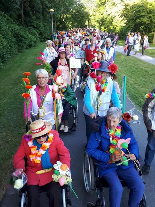 WZF_Activiteit's tweet photo. A4d was weer een groot succes! Niet achter de geraniums zitten maar de bloemetjes buiten zetten luidde het motto! #uiterton #hanzeborg https://t.co/PU4n6NMF4m