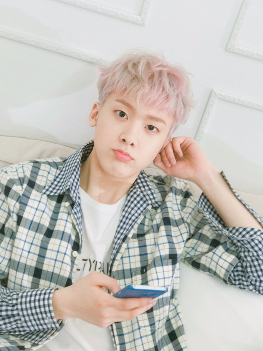 offclASTRO's tweet photo. 그리고 막둥이 얼천 행님~
#아스트로 #라키 #아로하 #사랑해 #Baby
#파파라키 https://t.co/VAQ7nc87ki