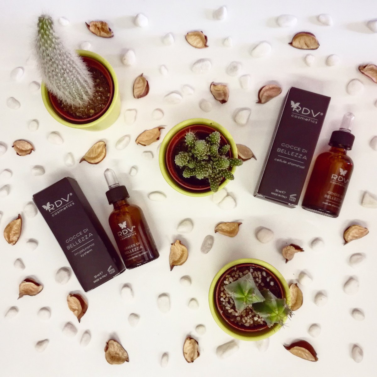 TheFashionScan's tweet photo. Ho iniziato ad arrendermi all'anno dei futuri #trenta e sto provando le #goccedibellezza #antiage di RDV Cosmetics 💖 #beauty #bellezza https://t.co/9HGnoqNB5A