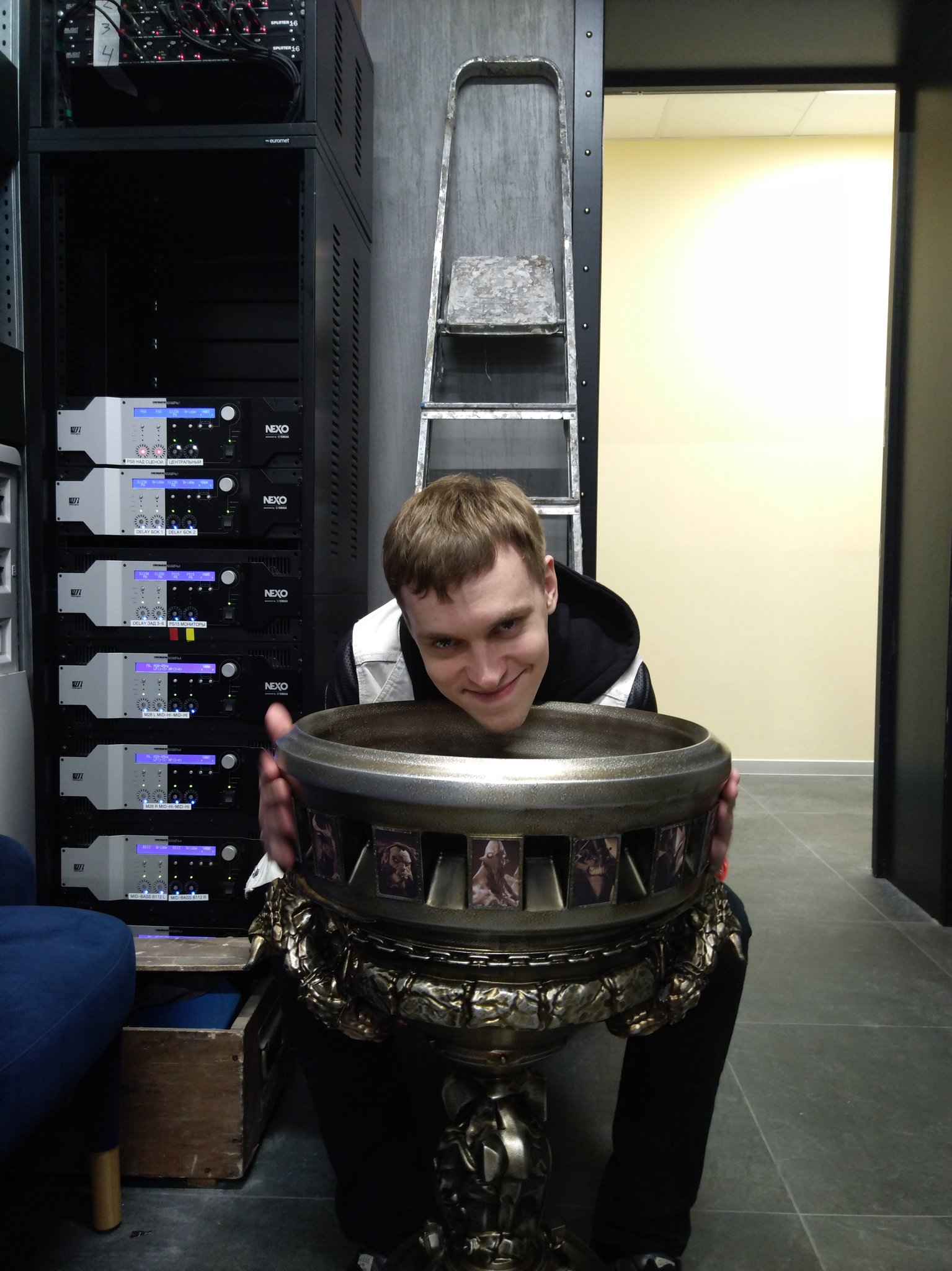 DCH1DmaXgAExHVs.jpg:large