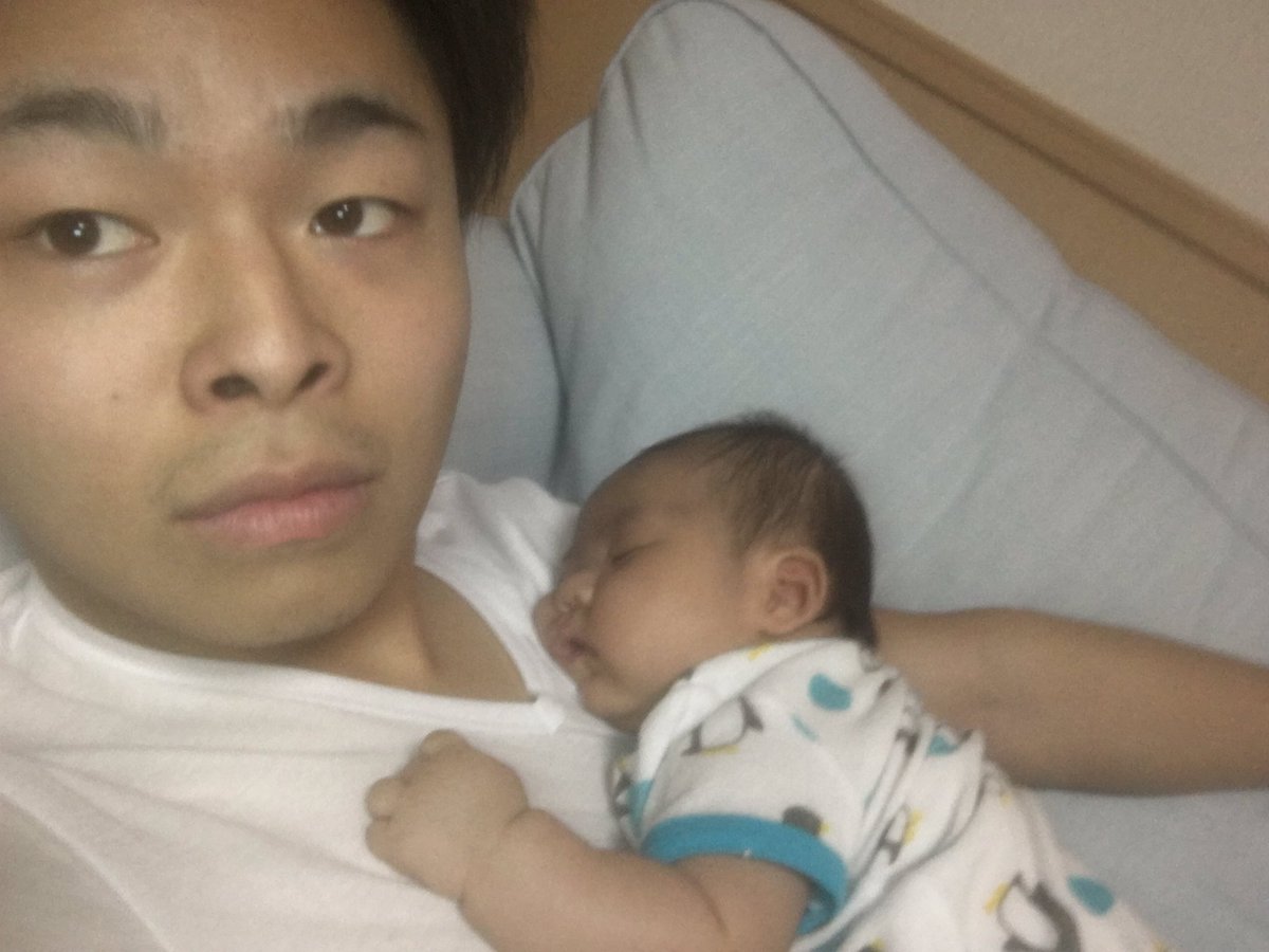 UKUN_PAPA's tweet image. ここからバレないように置くのがいつもムズい！
置いたのがバレると彼はキレてしまいます！

のでこのまま僕も寝ます！おみ☆