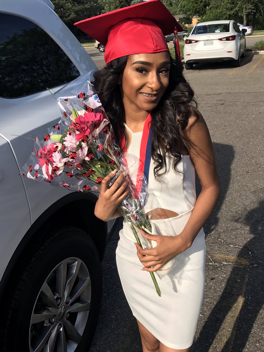 lavonnaa__'s tweet photo. Its official I made it! 👩🏽‍🎓God has so many plans for me ✨New beginning, My new journey is about to begin 🙏🏽#FutureRN https://t.co/md8ipXwFyN