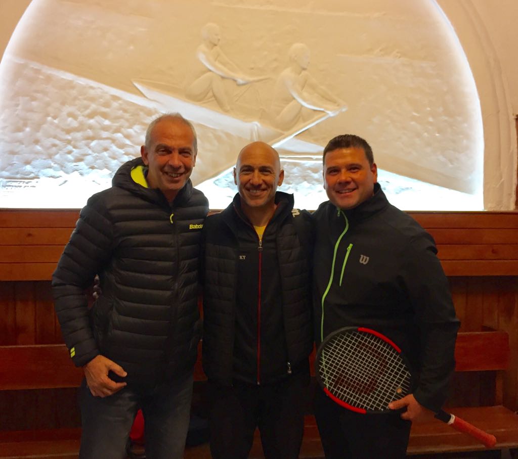 profesoradoaat's tweet photo. Ayer en Rosario Fernando Vilches, Tutores AAT y Federación Santafecina de Tenis desarrollando en tenis en la región. #Capacitaciones2017 https://t.co/DWwqS8zPaj