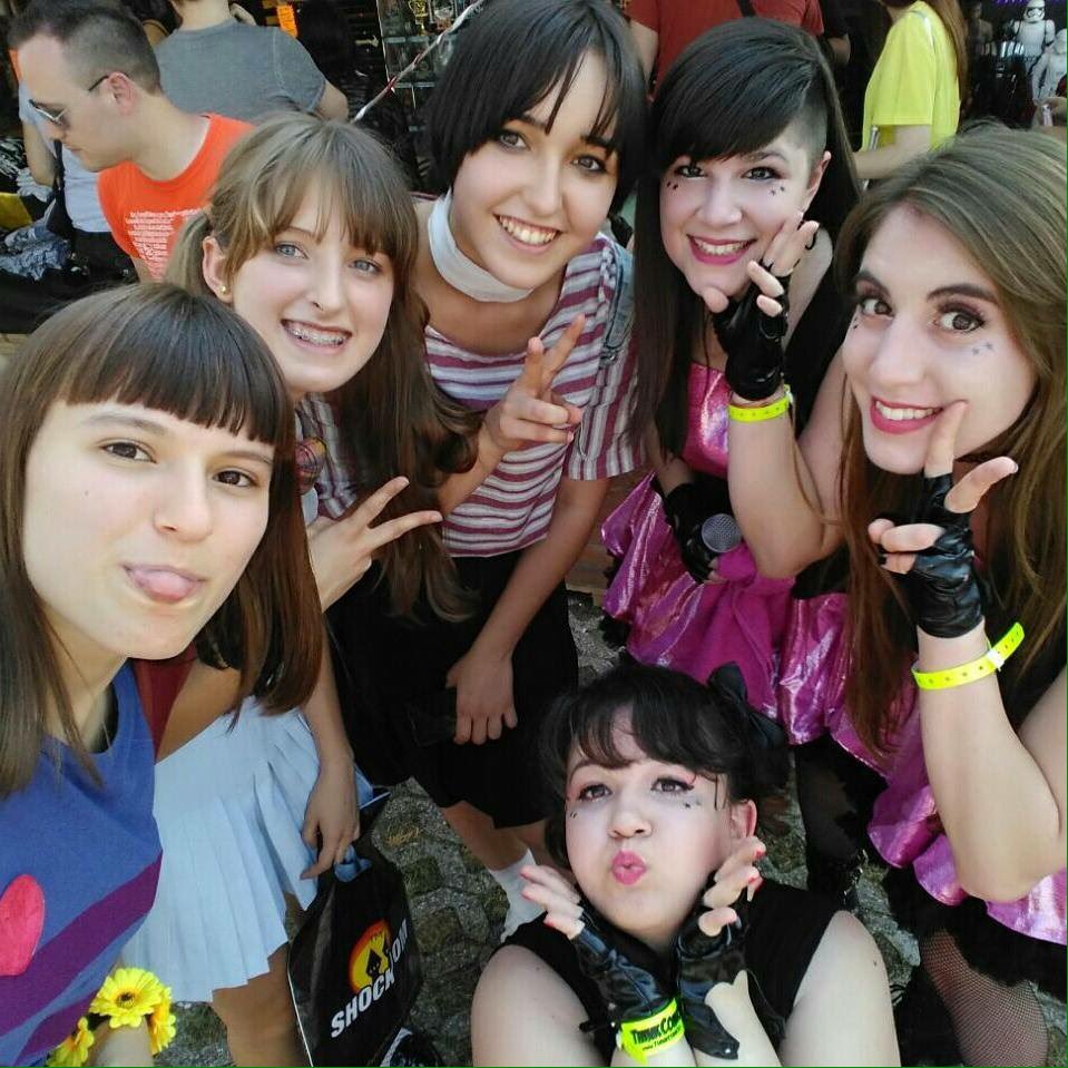 A lovely photo with the cutest and very supportive fans💕🐝
#honeyhime #sagradeifumetti #idol #italianidol