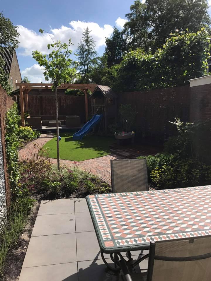 RissikH's tweet image. Eindresultaat van onze tuinaanleg in Hilversum. De klant is zeer tevreden, daar doen we het voor👍🏻. #tuinaanleg #hoveniers #Hilversum