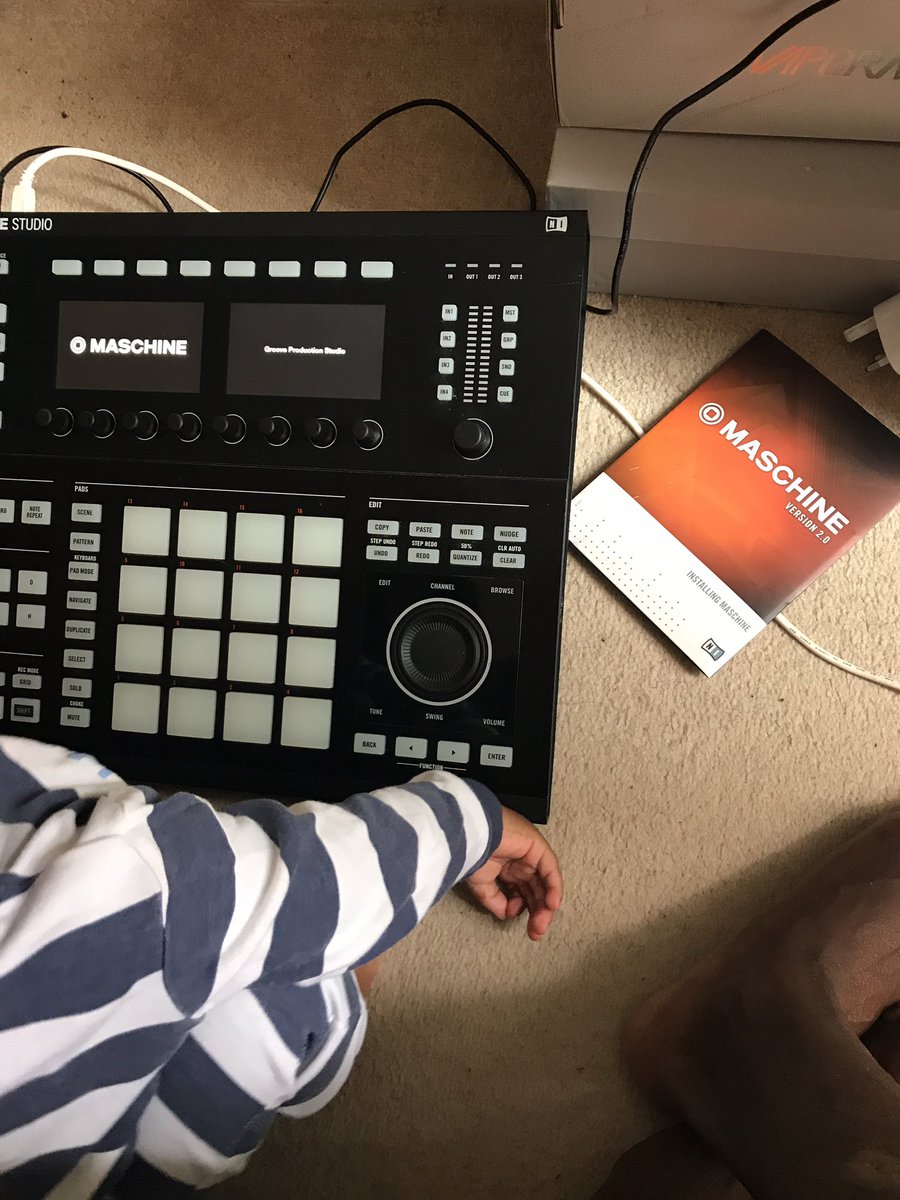BeatbymeANG's tweet photo. Et là on es comme des gosses!!! 😍😍😍😍 un nouveau jouet à la maison!! https://t.co/KsAhTVcivv