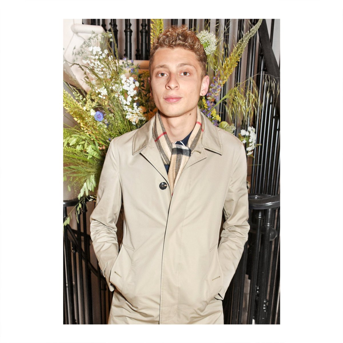 تويتر Burberry على تويتر: "Blondey McCoy wears a @Burberry car coat to attend our #LFWM breakfast at Thomas's Café, 121 Regent Street, in London https://t.co/CJA2hk2wnQ"