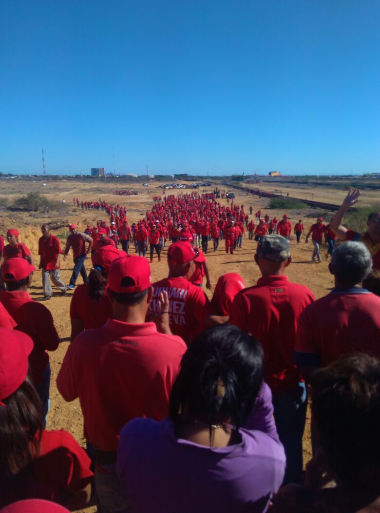 WilmerChirino8's tweet photo. #ProyectoPF428 fieles esperando X 9 años la construccion d sus casas @NicolasMaduro @Minhvi_Oficial @MQuevedoF https://t.co/LG1RMW5yAa.