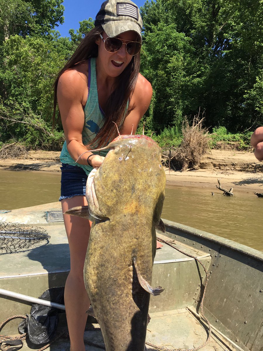 Britt_Jill_'s tweet photo. Okay for the people who don't think the catfish is real... here's more pictures. #fishing #catfish https://t.co/piKmVwbrg0