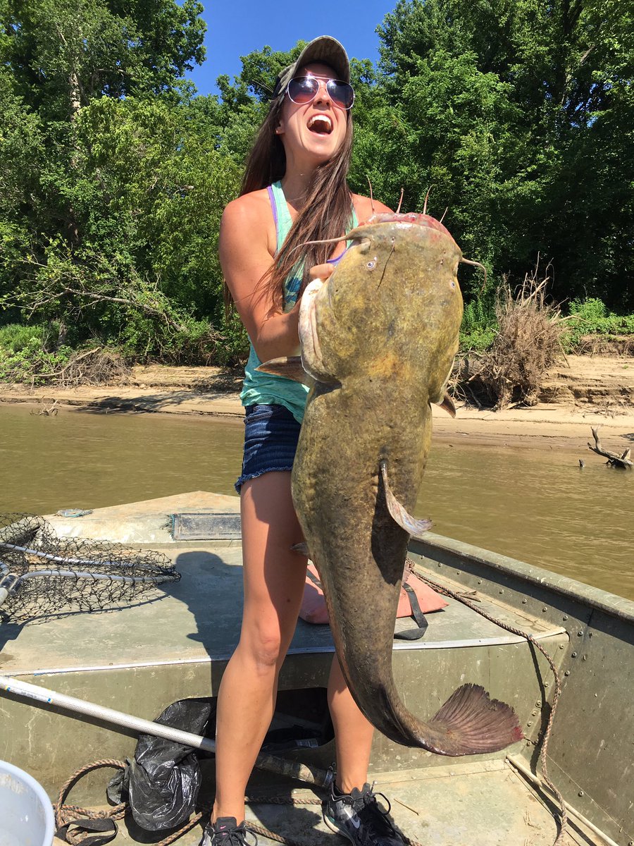 Okay for the people who don't think the catfish is real... here's more pictures. #fishing #catfish