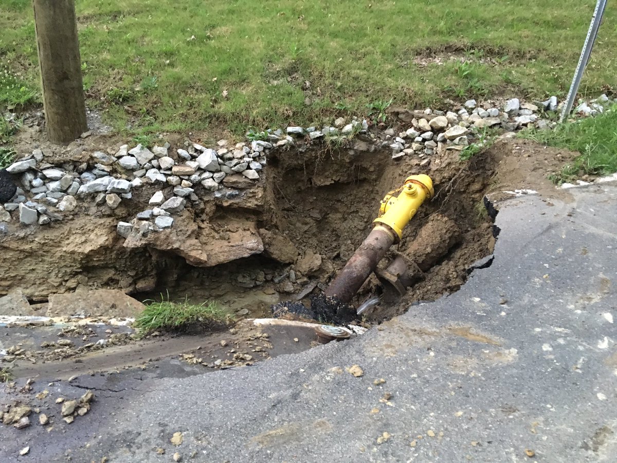 Bri_Harper_'s tweet photo. Heads up! Water main break in #GreenTwp has parts of Race Rd shut down. Crews say a car hit the fire hydrant trying to avoid a deer @WCPO https://t.co/5hMTmOoF7O