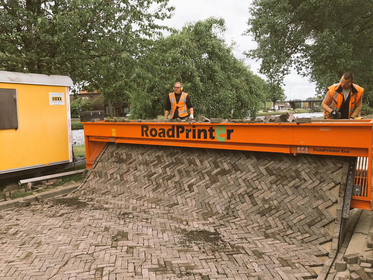RoadPrinter's tweet photo. #oudgebakken #dikformaten #herstraten #RoadPrinter #Voorburg #efficiënt #paving #vdmeer https://t.co/XzjD78KHSc